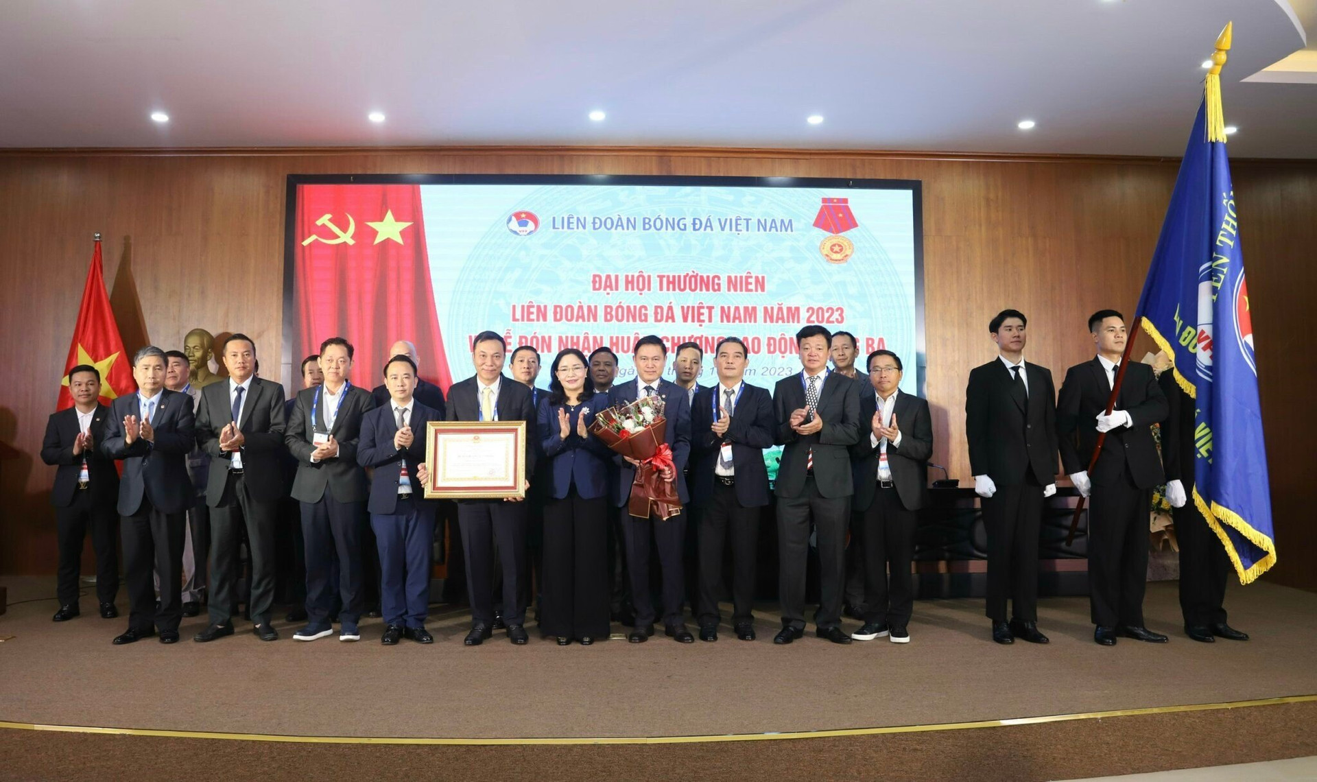 Liên đoàn bóng đá Việt Nam được tặng thưởng Huân chương lao động hạng Ba.