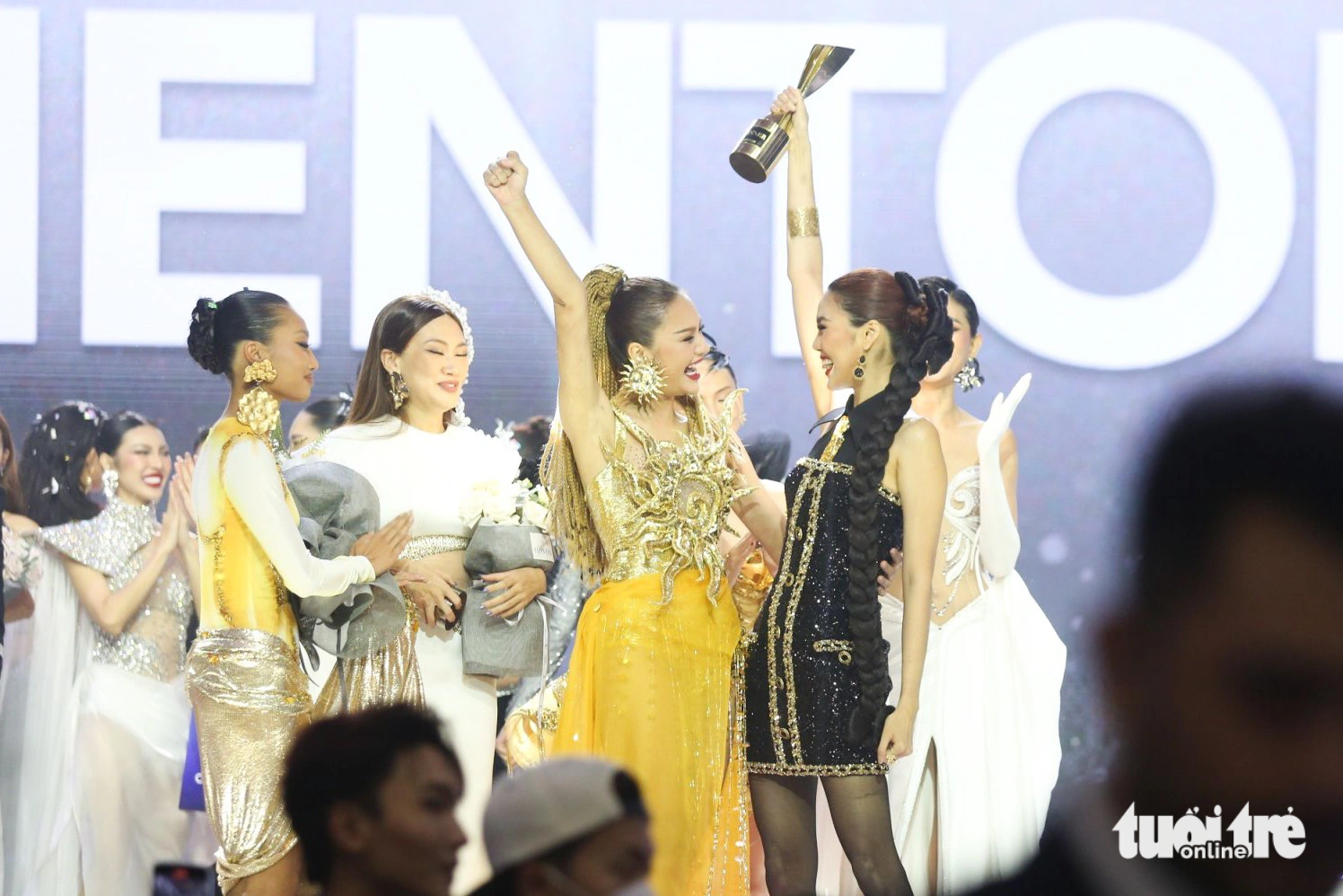 Lan Khuê chúc mừng Lê Thu Trang (thứ hai từ phải sang) giành chiến thắng The New Mentor mùa đầu tiên - Ảnh: PHƯƠNG QUYÊN