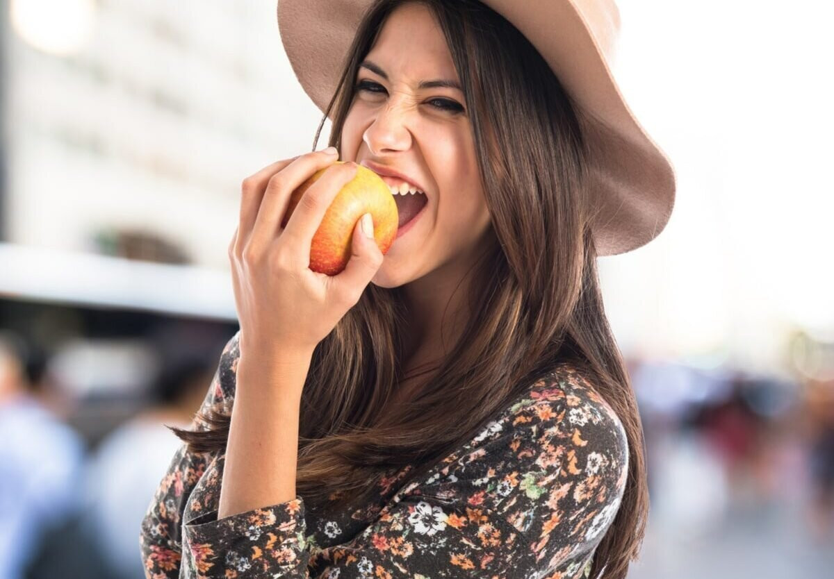 Tại sao ăn táo hay ăn khoai lang nên giữ nguyên vỏ? Vỏ quả táo chứa nhiều vitamin và các khoáng chất thiết yếu như kali, phốt pho và canxi. (Ảnh: National Today)