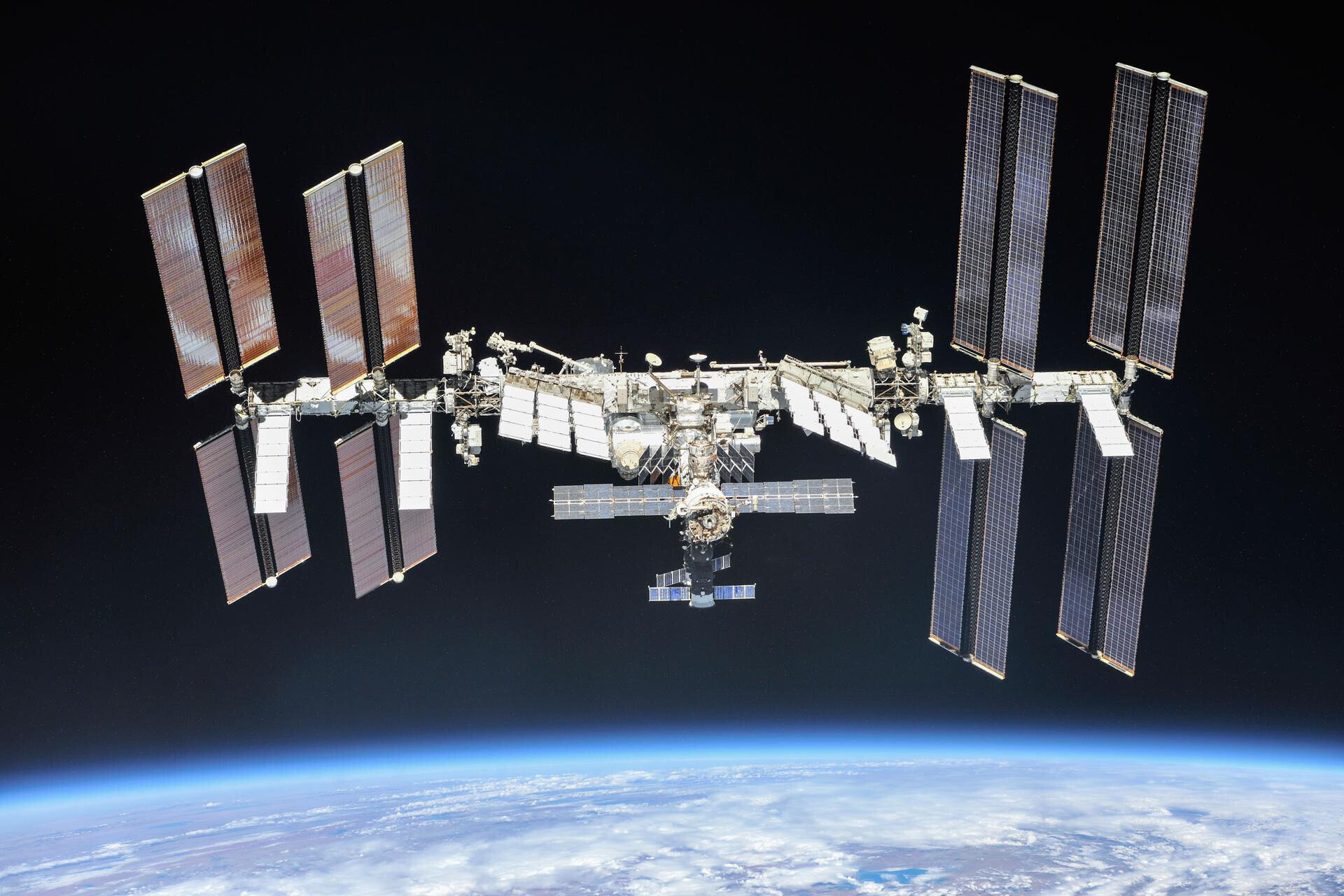Trạm vũ trụ quốc tế (ISS) mở ra kỷ nguyên hợp tác khám phá không gian quy mô toàn cầu chưa từng có. Nó bắt đầu hoạt động vào tháng 11/2000. Kể từ đó, trạm là nơi làm việc của nhiều phi hành gia và nhà du hành vũ trụ quốc tế. (Ảnh: Google)