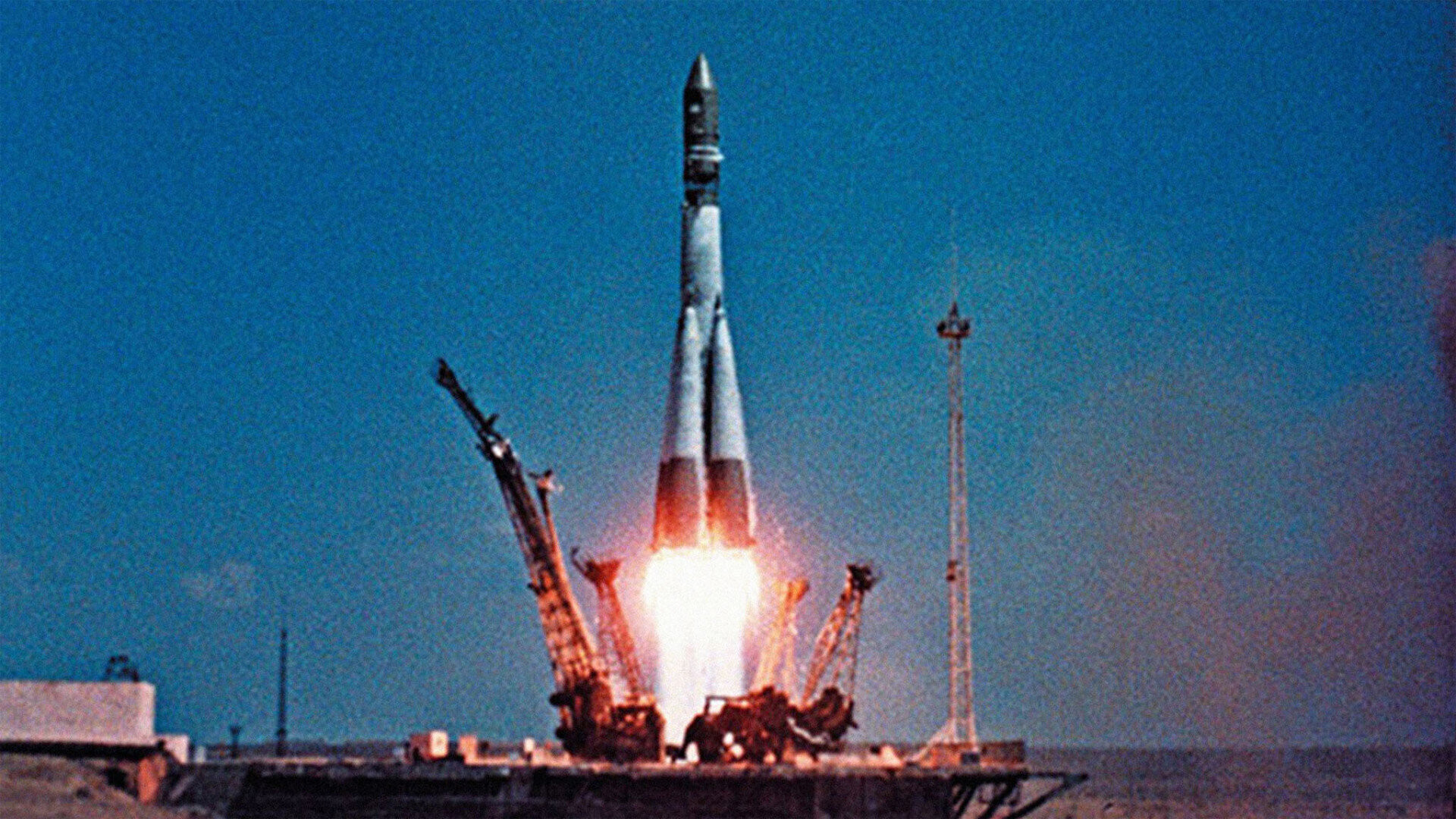 Vào ngày 12/4/1961, Yuri Gagarin khởi động chuyến bay vào không gian, với tư cách trở thành người đầu tiên bay vào vũ trụ. Anh ấy khởi động sứ mệnh phi thuyền Vostok 1, bay vòng quanh Trái Đất một lần trong suốt 108 phút, trước khi anh và tàu vũ trụ của mình tiếp đất an toàn bằng dù xuống Trái Đất. (Ảnh: Google)