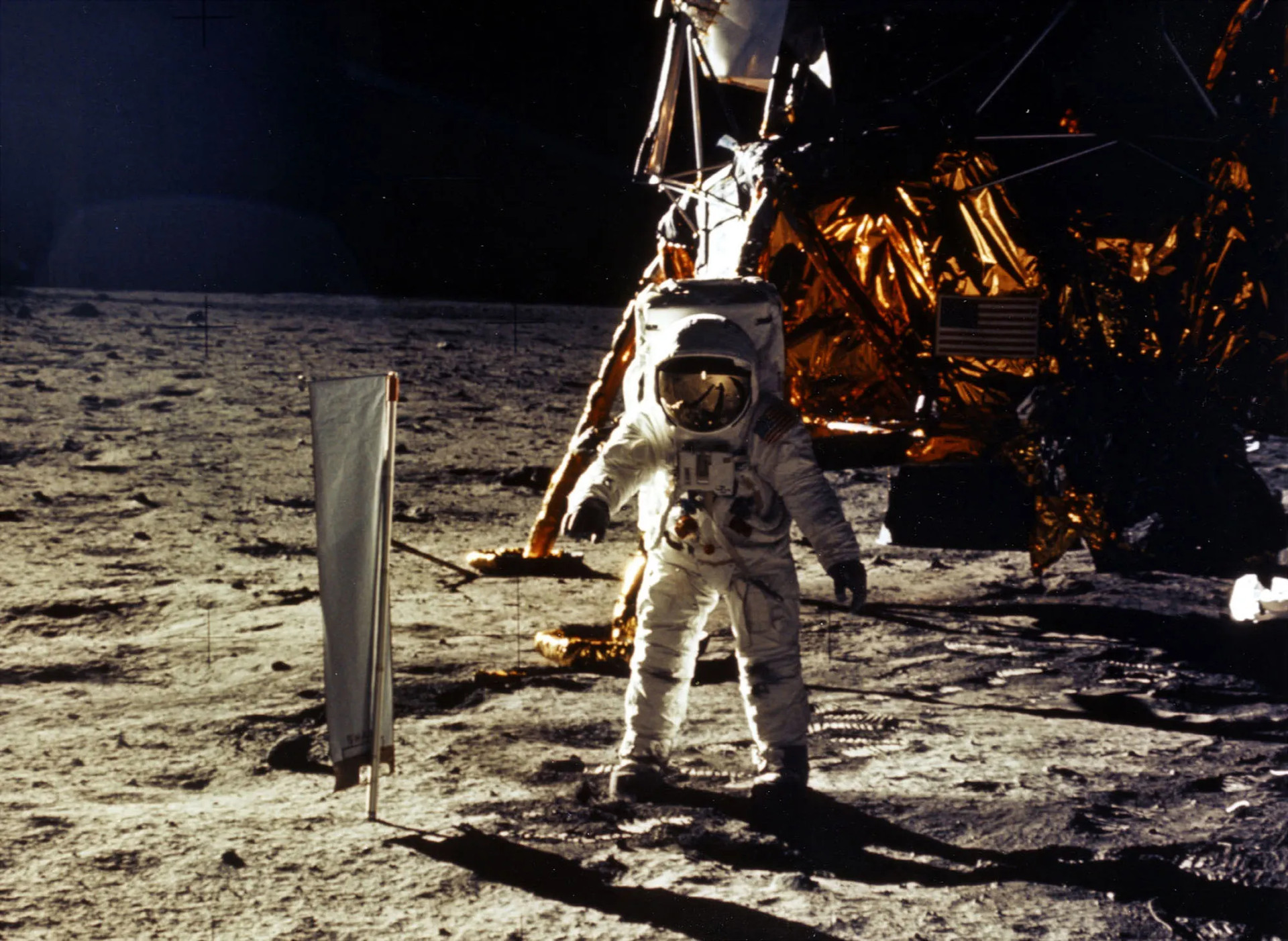 Vào ngày 21/7/1969, Neil Armstrong đã trở thành người đầu tiên đặt chân lên Mặt Trăng với tàu sứ mệnh Apollo 11. Khoảng 20 phút sau khi Armstrong đặt chân lên bề mặt Mặt Trăng, phi công bộ phận mô-đun Mặt Trăng, Buzz Aldrin đã tham gia tham hiểm cùng Neil Armstrong. Cả hai dành khoảng ba giờ để thực hiện các thí nghiệm và thu thập mẫu vật. (Ảnh: Google)