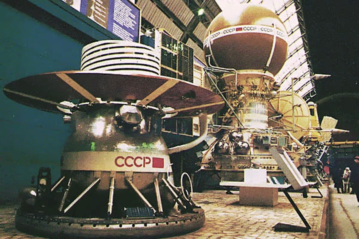 Ngày 15/12/1970, tàu Venera 7 của Liên Xô đáp xuống bề mặt Sao Kim. Mặc dù hệ thống của tàu vũ trụ bị thiêu rụi bởi nhiệt độ, áp suất cực cao, của bề mặt trên Sao Kim trong vòng một giờ, nhưng nó thu thập rất nhiều dữ liệu về hành tinh láng giềng này. (Ảnh: Google)