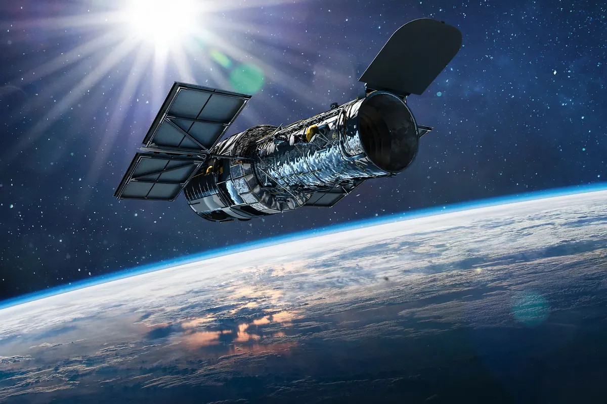 Kính viễn vọng Không gian Hubble quay quanh Trái đất trong hơn 30 năm, được phóng lên vũ trụ vào ngày 24/4/1990. Trong ba thập kỷ, Hubble thực hiện hơn 1,5 triệu quan sát, tạo kho dữ liệu tìm tàng để giới chuyên gia Trái Đất xuất bản hơn 18.000 bài báo khoa học về các chủ đề khác nhau, từ năng lượng tối đến lỗ đen, đến các vụ nổ tia gamma. (Ảnh: Google)