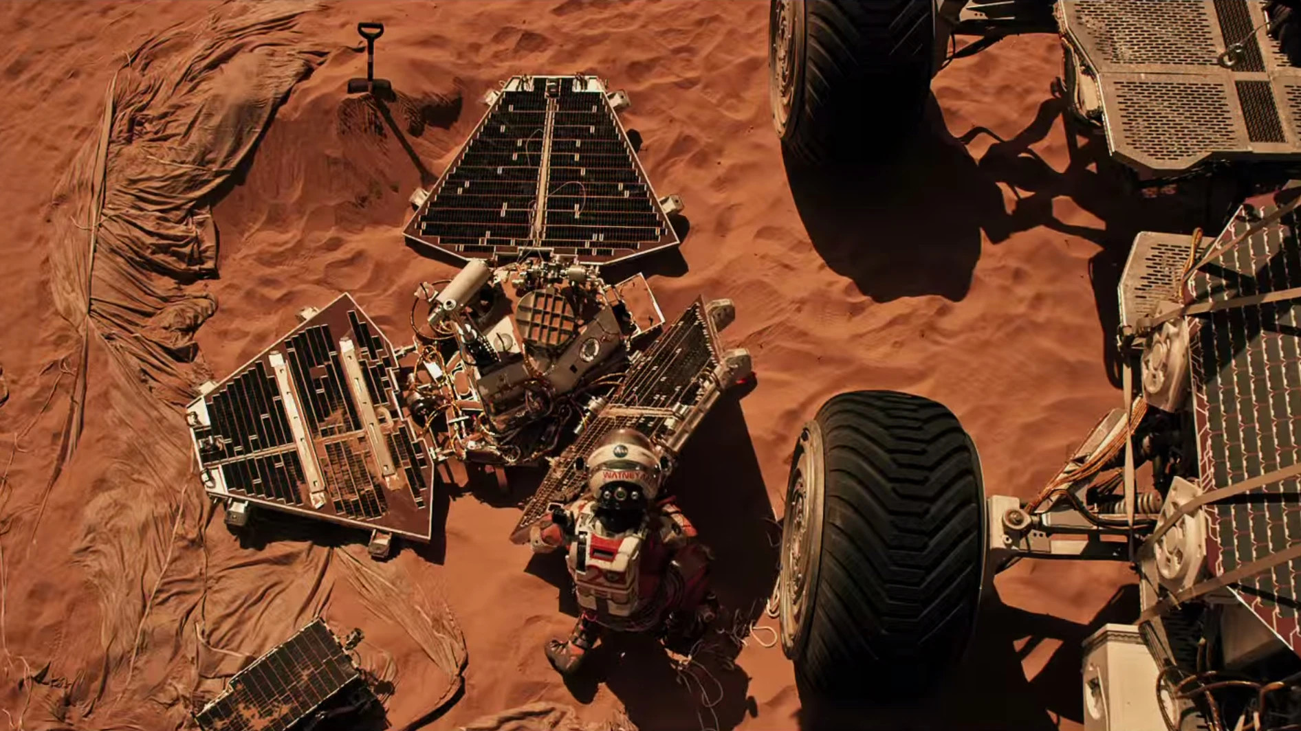 Tàu vũ trụ robot Mars Pathfinder của NASA chạm tới bề mặt Sao Hỏa vào ngày 4/7/1997. Khi hạ cánh xuống bề mặt Hành tinh Đỏ, nó đã triển khai một số túi khí để giữ thăng bằng trong quá trình hạ cánh. Khi đến đích, tàu khám phá khu vực Ares Vallis của Hành tinh Đỏ, bắt đầu phân tích bầu khí quyển, khí hậu và địa chất của nó. Tàu cũng thu thập được bằng chứng cho thấy Hỏa tinh từng có nước chảy trên bề mặt. (Ảnh: Google)