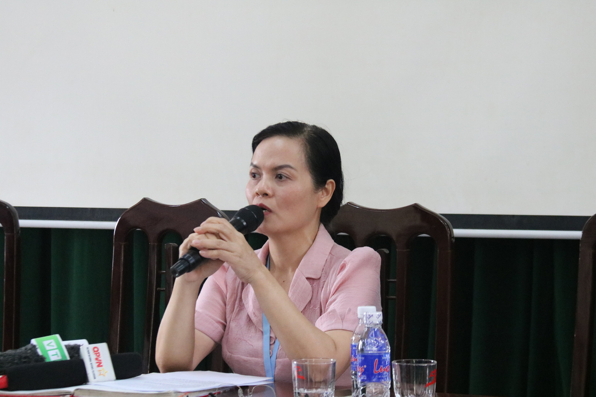 Bà Hoàng Thị Thu Trinh - Hiệu trưởng Trường THCS Yên Nghĩa giải trình về suất ăn bán trú tại trường. (Ảnh: Thanh Tùng)