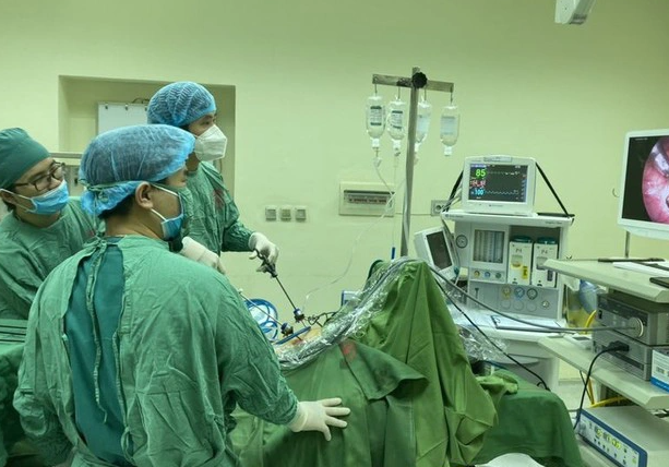 Phẫu thuật lấy u bã thức ăn gây tắc ruột cho bệnh nhân tại Bệnh viện Việt Nam - Thụy Điển Uông Bí - Ảnh: BVCC