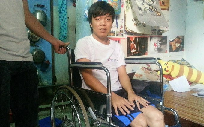 Từ lúc tai nạn, anh Nguyễn Văn Dương phải ngồi xe lăn, luôn có người bên cạnh hỗ trợ. Ảnh: An Phương