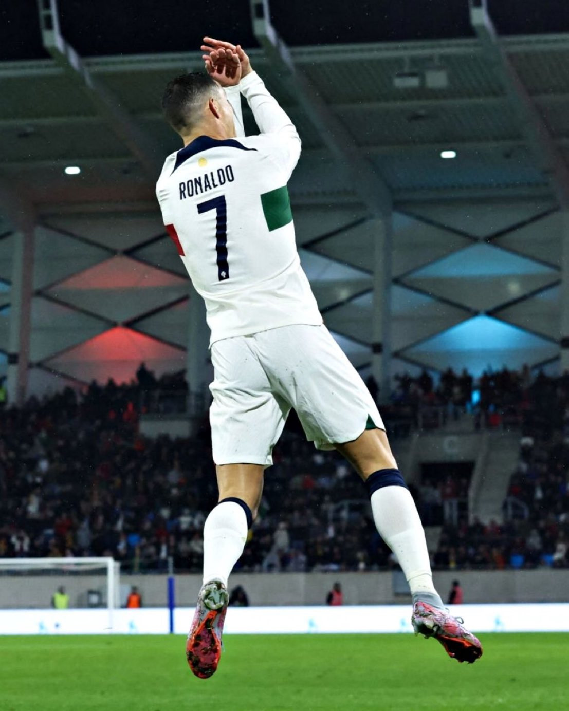 Ronaldo Bồ Đào Nha.jpg