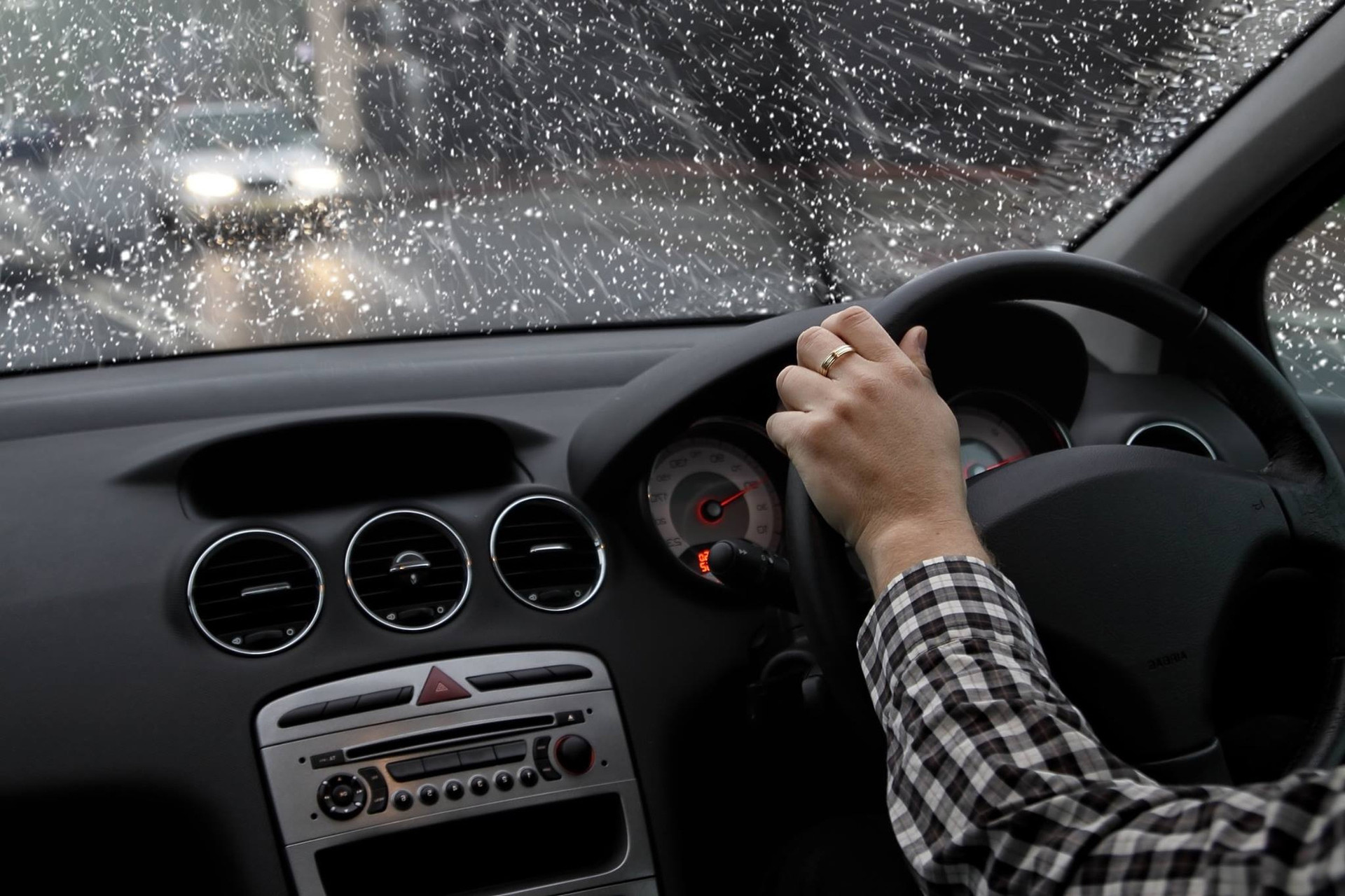 Một đôi mắt thị lực 20/20 không có nghĩa cũng đủ tốt để lái xe dưới trời mưa - Ảnh: AIS Windshield Experts