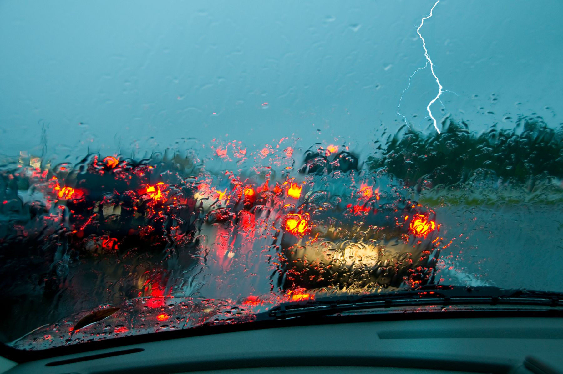 Thông qua bài kiểm tra độ nhạy tương phản trên, tài xế sẽ biết mình có thể lái xe dưới trời mưa hay cần phải gặp bác sĩ kiểm tra chính xác không - Ảnh: Driver Ed Safety