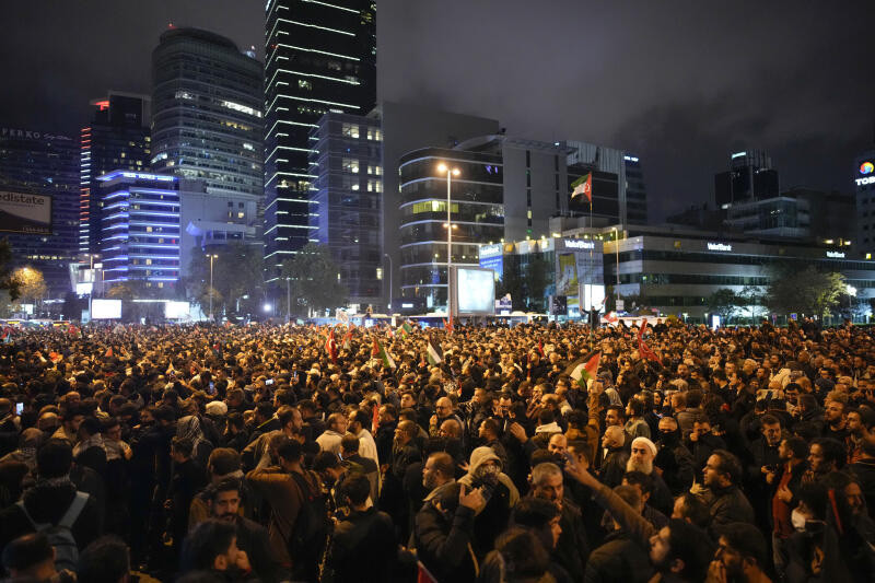 Người dân Thổ Nhĩ Kỳ biểu tình tại thủ đô Istanbul sau vụ tấn công bệnh viện ở Gaza tối 17-10 (giờ địa phương) - Ảnh: LE MONDE