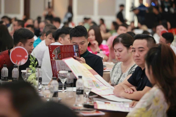 Nhân viên môi giới tư vấn cho khách hàng tại sự kiện mở bán của một dự án ở Quảng Ninh hồi tháng 9. Ảnh: Thanh Tùng