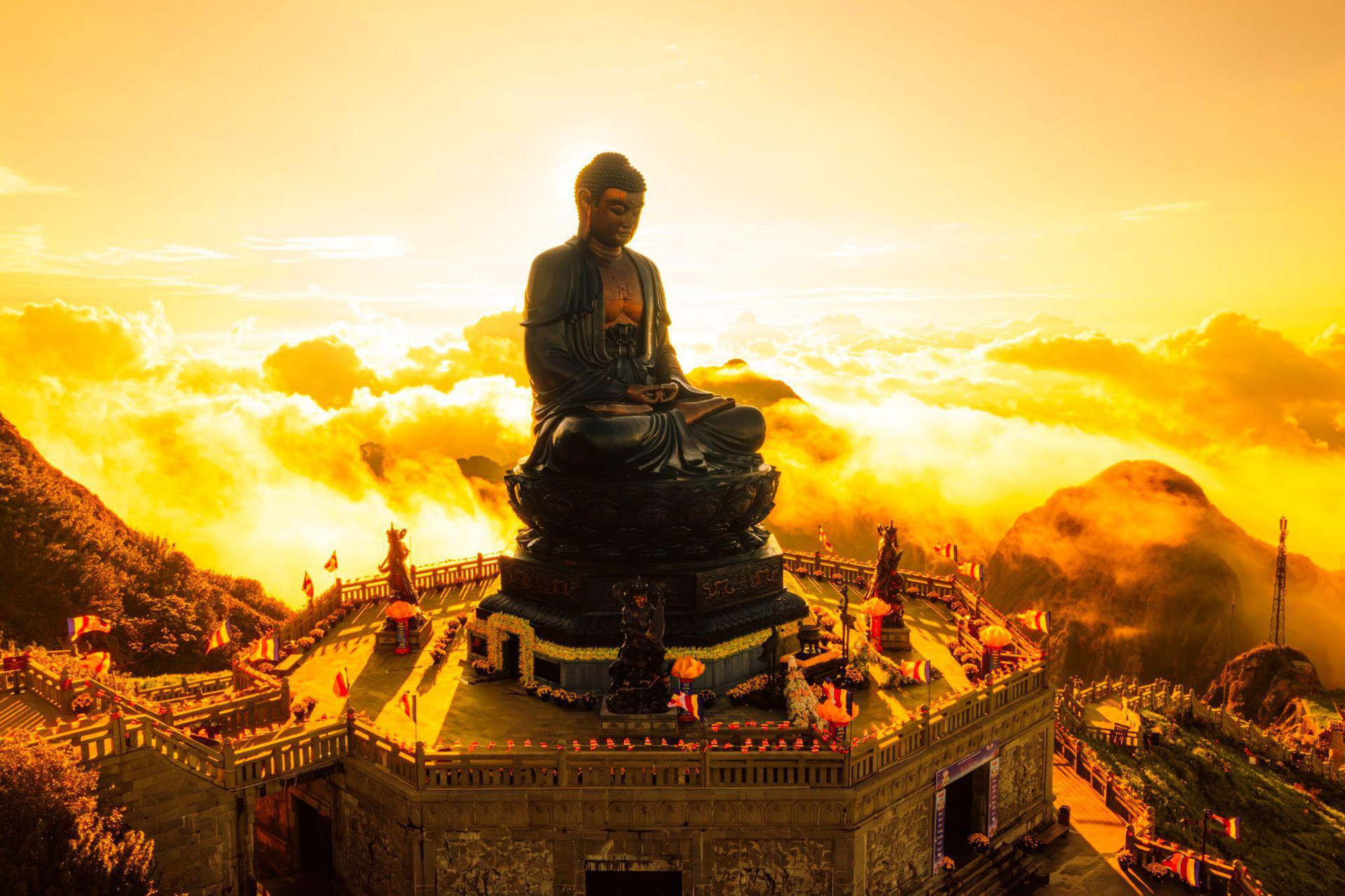 Giữa mây ngàn gió núi có tiếng chuông chùa vang vọng, Đại Tượng Phật A Di Đà hiện lên từ bi giữa đất trời, càng khiến khung cảnh thêm huyền hoặc, an yên - Ảnh: Hoàng Trung Hiếu