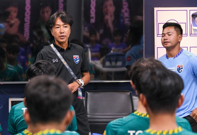 HLV Toshiya Miura (áo đen) họp chiến thuật cùng U20 Thái Lan trong tháng 9/2023. Ảnh: Buriram Academy