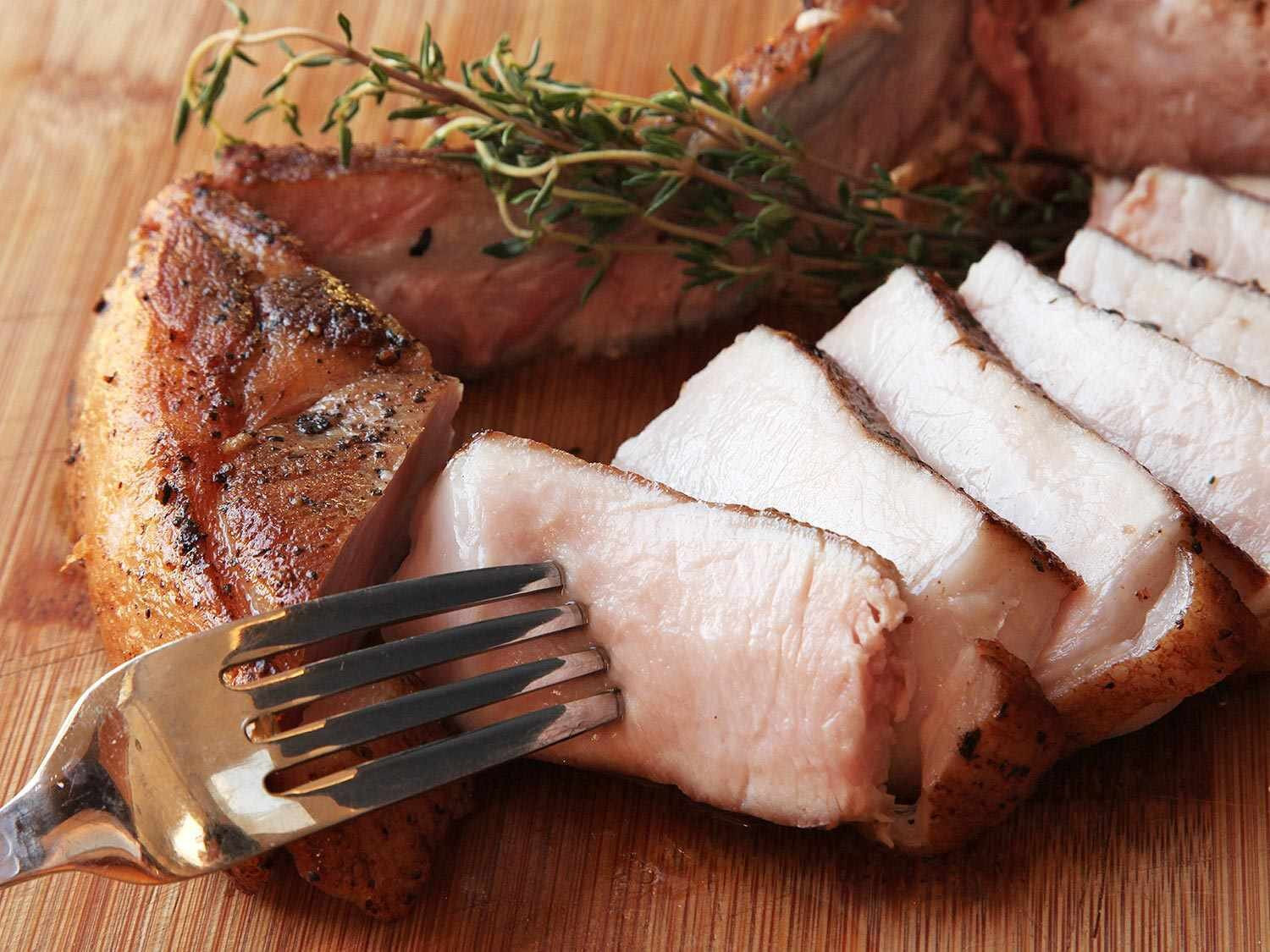 Vì sao thịt lợn cần được nấu chín kỹ trước khi ăn? Bởi vì nếu ăn thịt lợn tái, bạn sẽ có nguy cơ nhiễm sán. (Ảnh: Serious Eats)