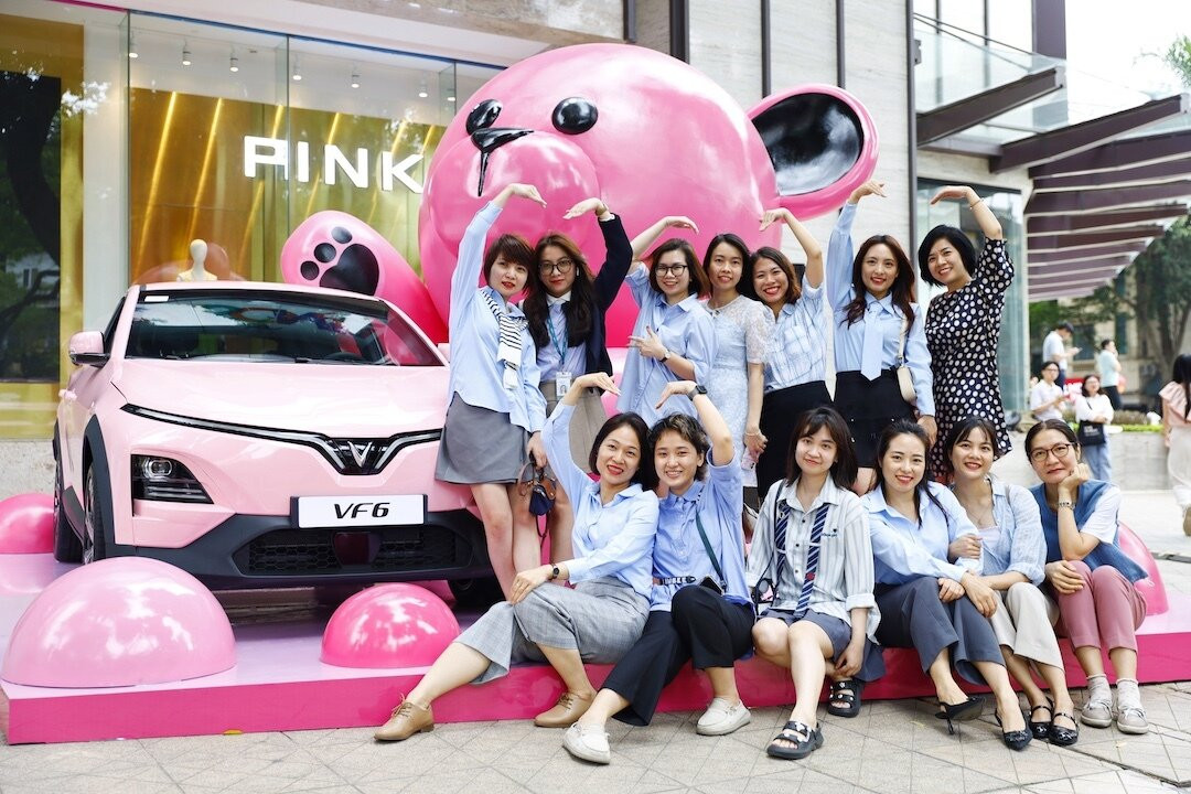 Chiếc VF 6 màu hồng, đi cùng thiết kế châu Âu tinh tế thu hút sự chú ý của rất nhiều chị em phụ nữ khi trưng bày tại Vincom Bà Triệu, Hà Nội.