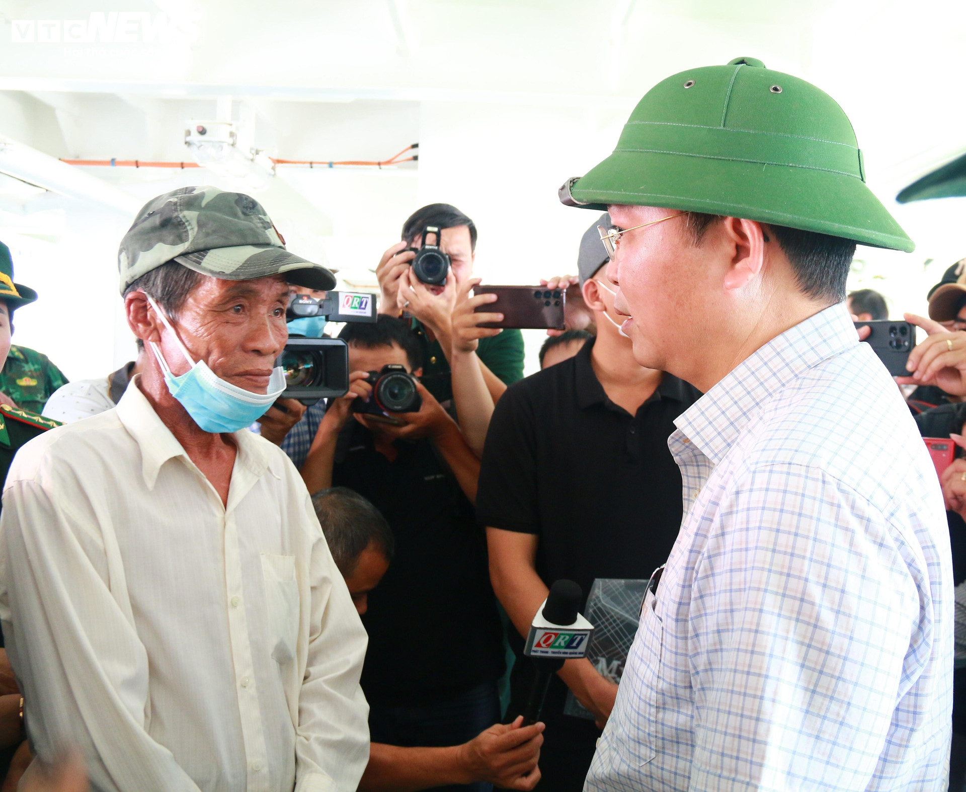 Lãnh đạo tỉnh Quảng Nam dộng viên thân nhân ngư dân tử nạn trong vụ chìm tàu.