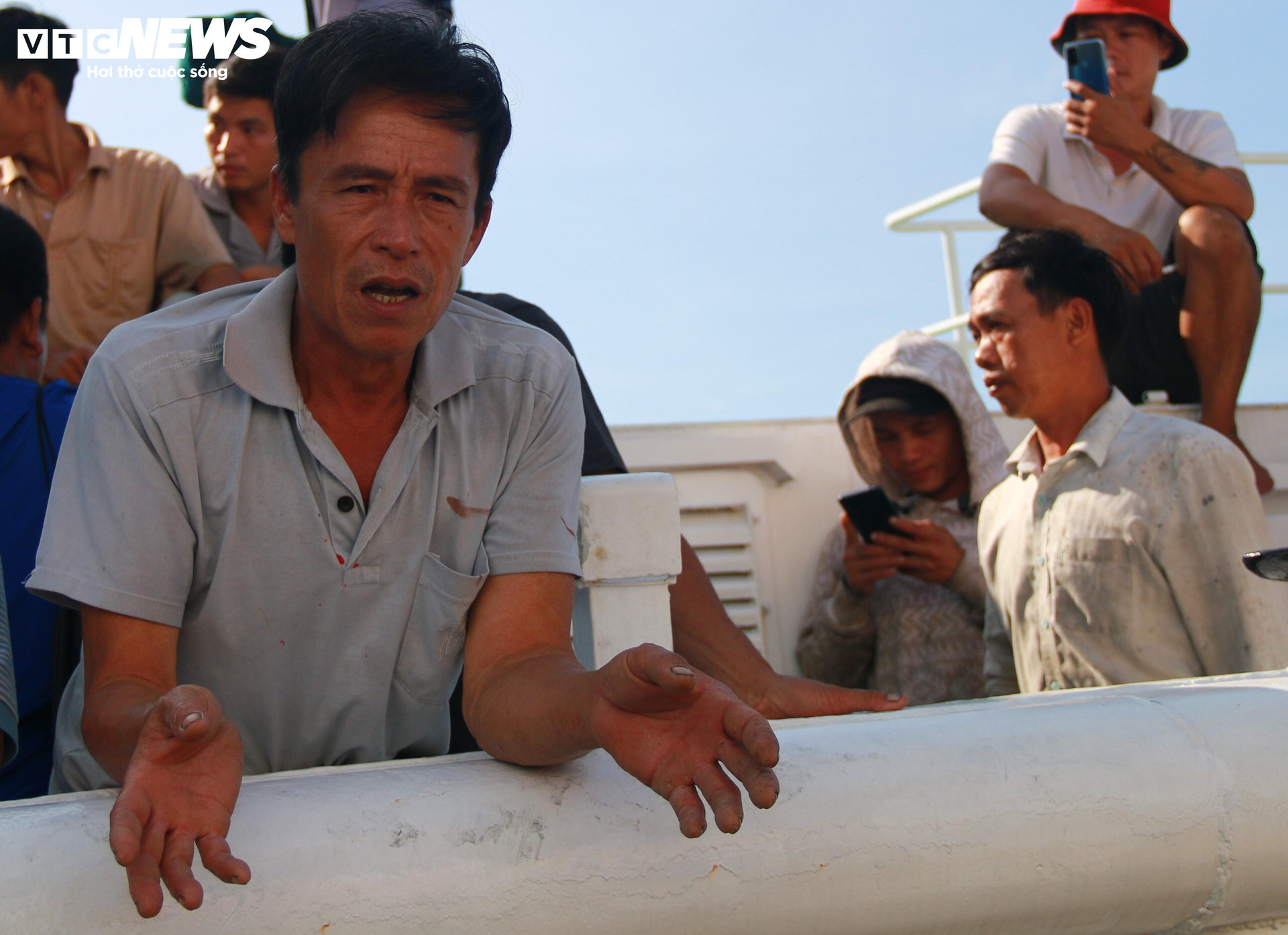 Trong khi chờ đợi để rời tàu cứu hộ xuống bờ, ông Lương Văn Trọng (thuyền viên hành nghề trên tàu QNa 90129 TS) lộ rõ vẻ bàng hoàng khi nhắc lại thời khắc tàu gặp nạn. 