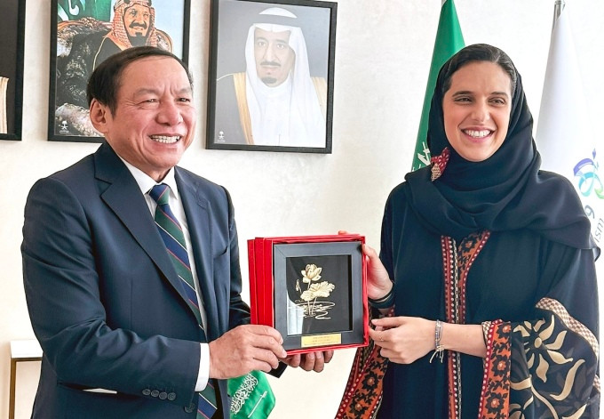 Bộ trưởng Văn hóa, Thể thao & Du lịch Nguyễn Văn Hùng tặng kỷ vật cho Công chúa Haifa bint Mohammed Al-Saud, Thứ trưởng Bộ Du lịch Arab Saudi tại lễ ký. Ảnh: Nhật Minh