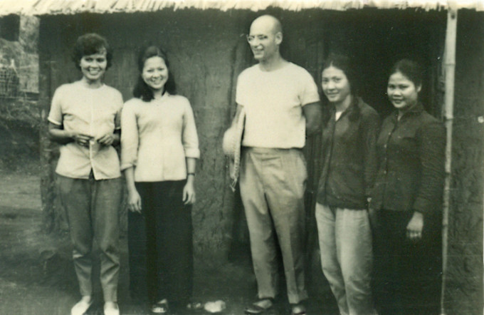 Bà Hoàng Xuân Sính (ngoài cùng bên trái) chụp ảnh cùng Giáo sư Toán học Alexandre Grothendieck (giữa) trong lần ông đến Việt Nam giảng. Ảnh: Gia đình cung cấp