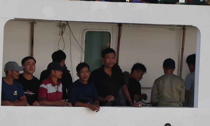 Hình ảnh đưa 78 ngư dân Quảng Nam gặp nạn trên biển và 2 thi thể vào bờ - Ảnh 2.