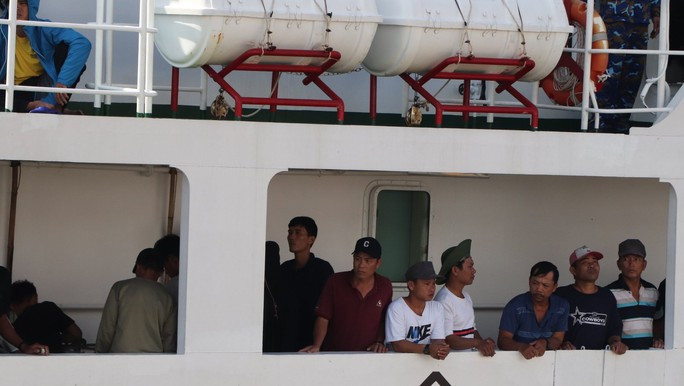 Hình ảnh đưa 78 ngư dân Quảng Nam gặp nạn trên biển và 2 thi thể vào bờ - Ảnh 3.