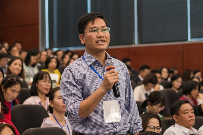 Thầy Phạm Khắc Chung phát biểu tại hội thảo sáng 20/10. Ảnh: Phương Nhung