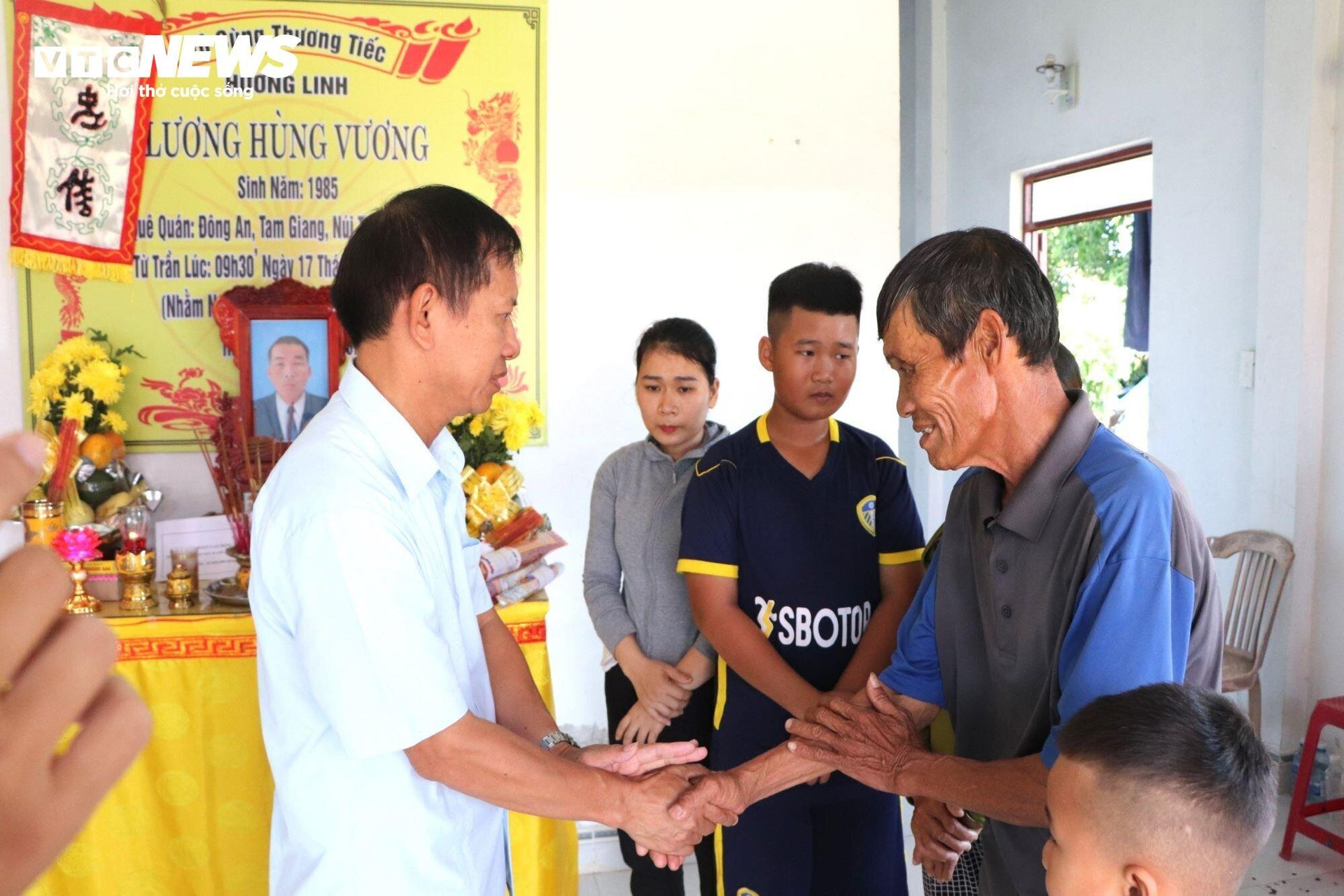 Đại diện Tổng Liên đoàn Lao động Việt Nam trao hỗ trợ gia đình ngư dân tử vong.