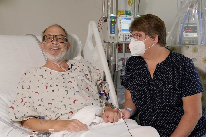 Lawrence Faucette ngồi cùng vợ tại bệnh viện Trường Y Đại học Maryland, ngày 22/9. Ảnh: AP