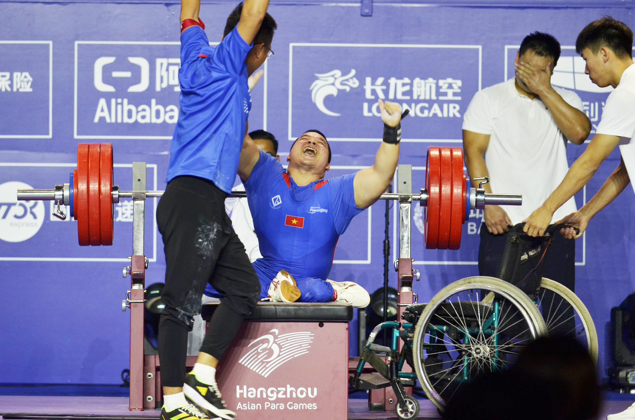 Lực sĩ cử tạ Nguyễn Bình An giành HCĐ, xô đổ kỷ lục Asian Para Games - Ảnh: THÁI DƯƠNG
