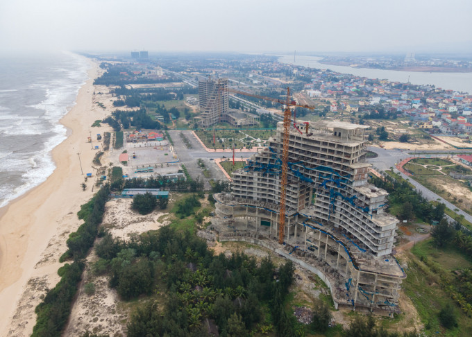 Dự án bỏ hoang, chậm tiến độ ở ven biển thành phố Đồng Hới, Quảng Bình, tháng 1/2023. Ảnh: Hoàng Táo