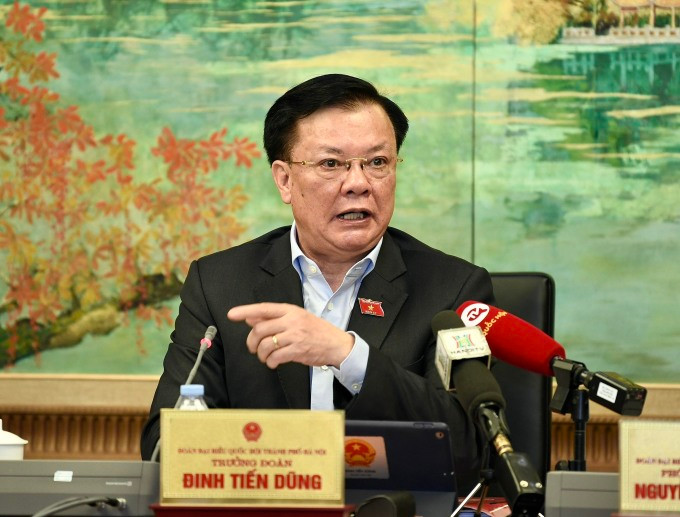 Bí thư Thành ủy Hà Nội Đinh Tiến Dũng phát biểu tại phiên họp tổ sáng 24/10. Ảnh: Hoàng Phong
