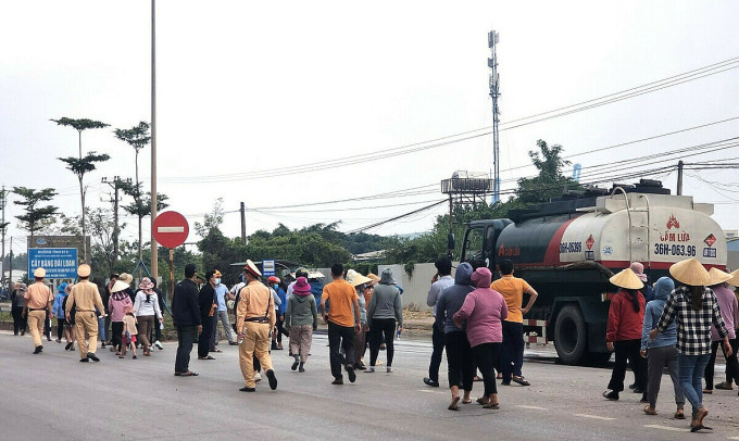 Người dân xã Hải Hà tuần hành trên tỉnh lộ 513 sáng 23/10. Ảnh: Nghi Sơn
