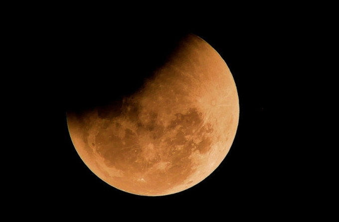 Nguyệt thực một phần không khiến toàn bộ Mặt Trăng bị phủ bóng tối. Ảnh: Chattaphan Sakulthong/Shutterstock.