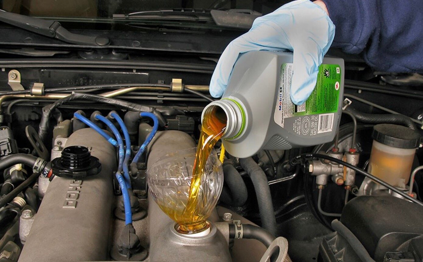 Hãy đảm bảo rằng bạn đã trang bị đủ kiến thức chuẩn xác trước khi tiến hành tự thay dầu ô tô. (Ảnh: Anycar)