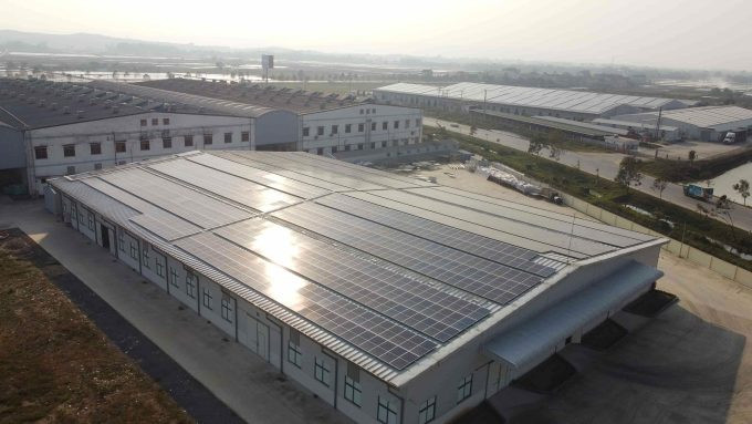 Một nhà máy dệt may tại Cụm công nghiệp Nam Giang, Nghệ An nắm pin mặt trời trên mái. Ảnh: SkyX