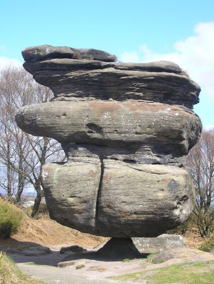 Tảng đá được nhiều người biết tới nhờ khả năng “giữ thăng bằng” hiếm có. (Dailymail)