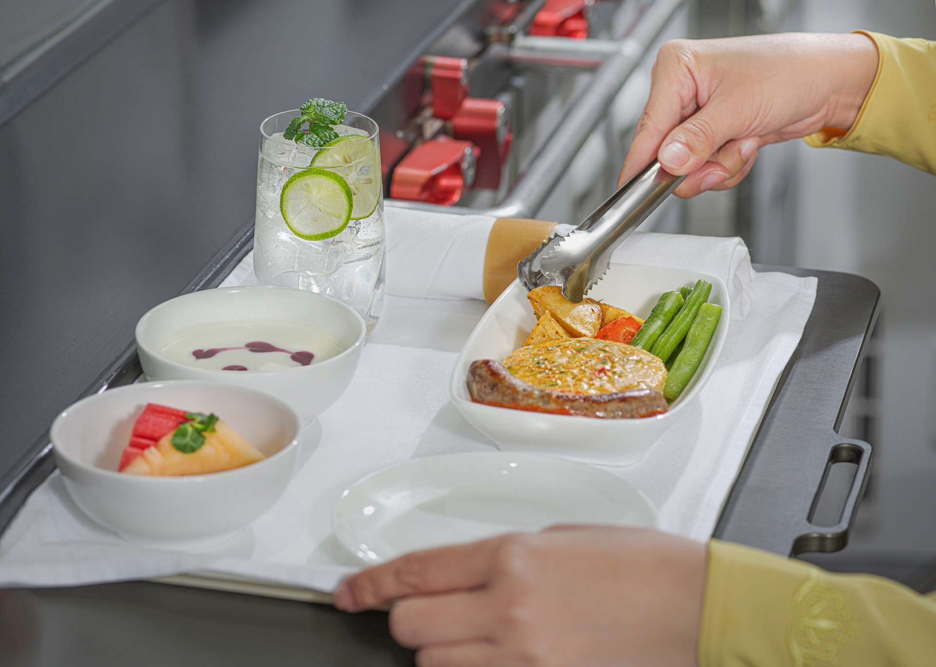 Vietnam Airlines số hóa thực đơn suất ăn, đồ uống trên các chuyến bay - 3