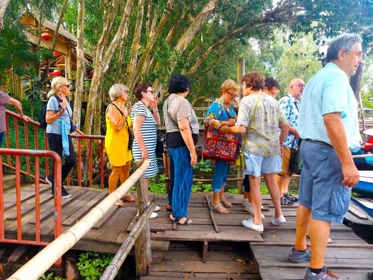 Foreign tourists flock to Mekong cajuput forest during flood season
