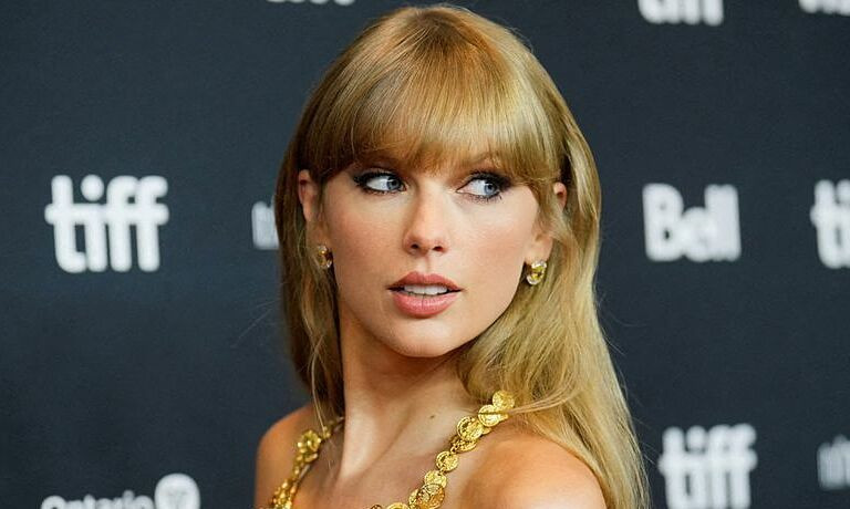 Taylor Swift thành tỷ phú