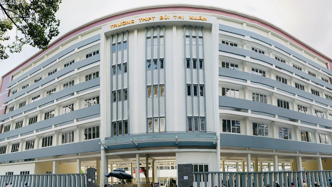 Phụ huynh Trường THPT Bùi Thị Xuân, quận 1, TP.HCM phản ánh nhà trường chấm điểm dựa vào lượt like và share trên Facebook, Zalo.