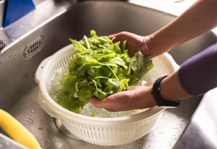 Có nên cắt nhỏ rau trước khi rửa như cách một số người từng làm hay rửa xong mới cắt? (Ảnh: Alamy Stock Photo)
