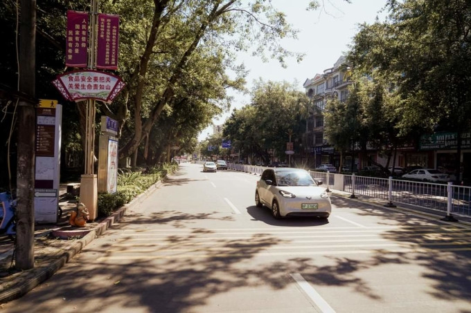 Xe ô tô Trung Quốc từ TP Đông Hưng có thể đi vào tới TP Hạ Long. Ảnh: Lê Tân