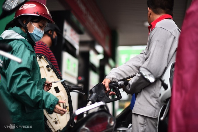 Người dân đổ nhiên liệu tại một cây xăng trên đường Nguyễn Thị Định, TP Thủ Đức (TP HCM), tháng 10/2022. Ảnh: Thanh Tùng
