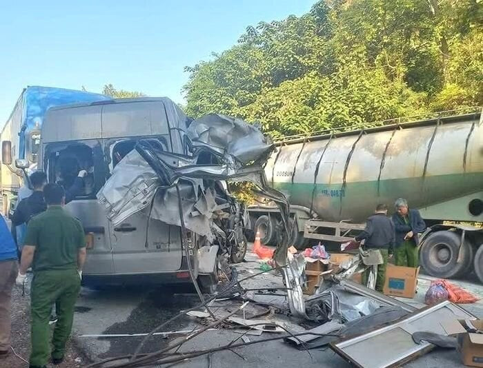 Hiện trường vụ tai nạn xảy ra vào rạng sáng nay ở Lạng Sơn khiến 5 người chết.