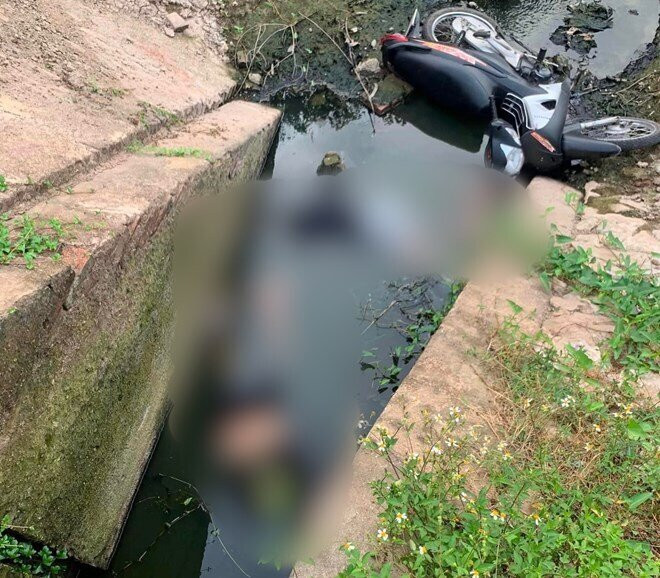Nơi phát hiện thi thể 2 thanh niên là mương nước tại thôn Lại Đà, xã Đông Hội, huyện Đông Anh.