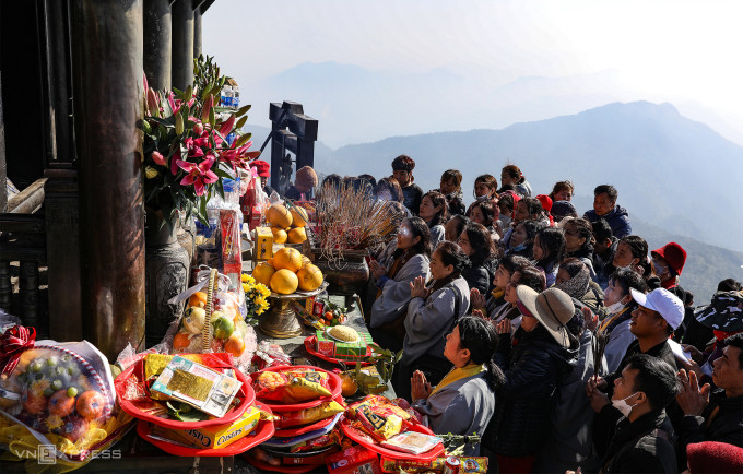 Phật tử hành lễ trước chùa Đồng, khu di tích và danh thắng Yên Tử, tỉnh Quảng Ninh, tháng 1/2023. Ảnh:Giang Huy