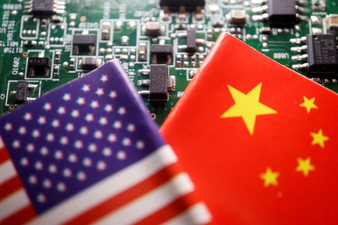 Cờ của Trung Quốc và Mỹ chụp cùng một bảng mạch bán dẫn. Ảnh: Reuters