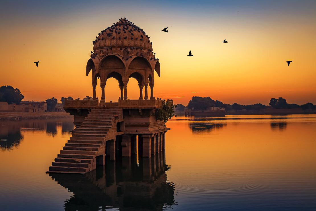 Ấn Độ là đất nước rộng lớn với nhiều điểm hấp dẫn, trong đó có hồ Gadisar ở Rajasthan - Ảnh: CNN